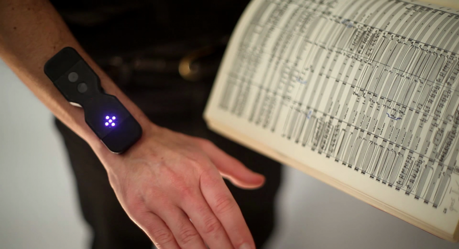 Les objets MO sont un ensemble d’interfaces gestuelles pour explorer de nouveaux moyens d’expression musicale. Ce sont des « objets à terminer » par l’utilisateur pour inventer et configurer son propre instrument...